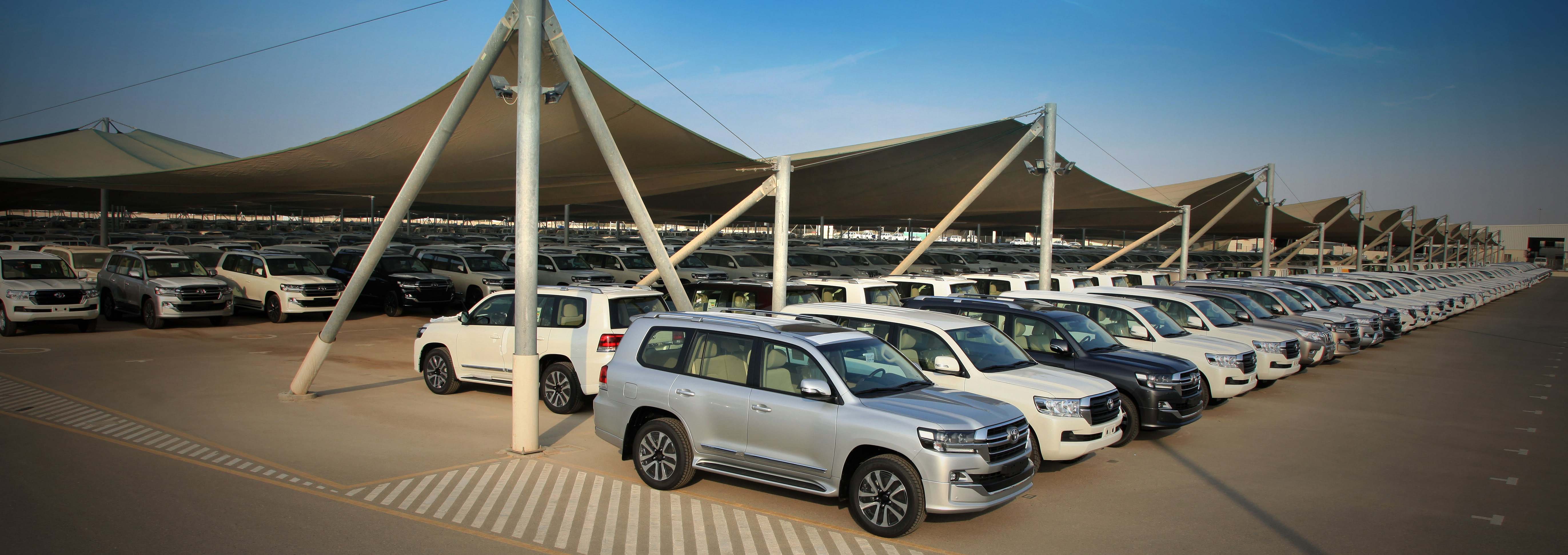 A big ground with multiple cars parked in several queues in saud bahwan vicinity.